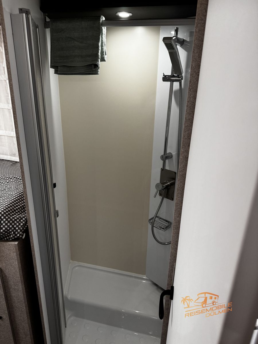 Fahrzeugabbildung Forster T 745EB RFK Markise Heizung Combi 4 Gas