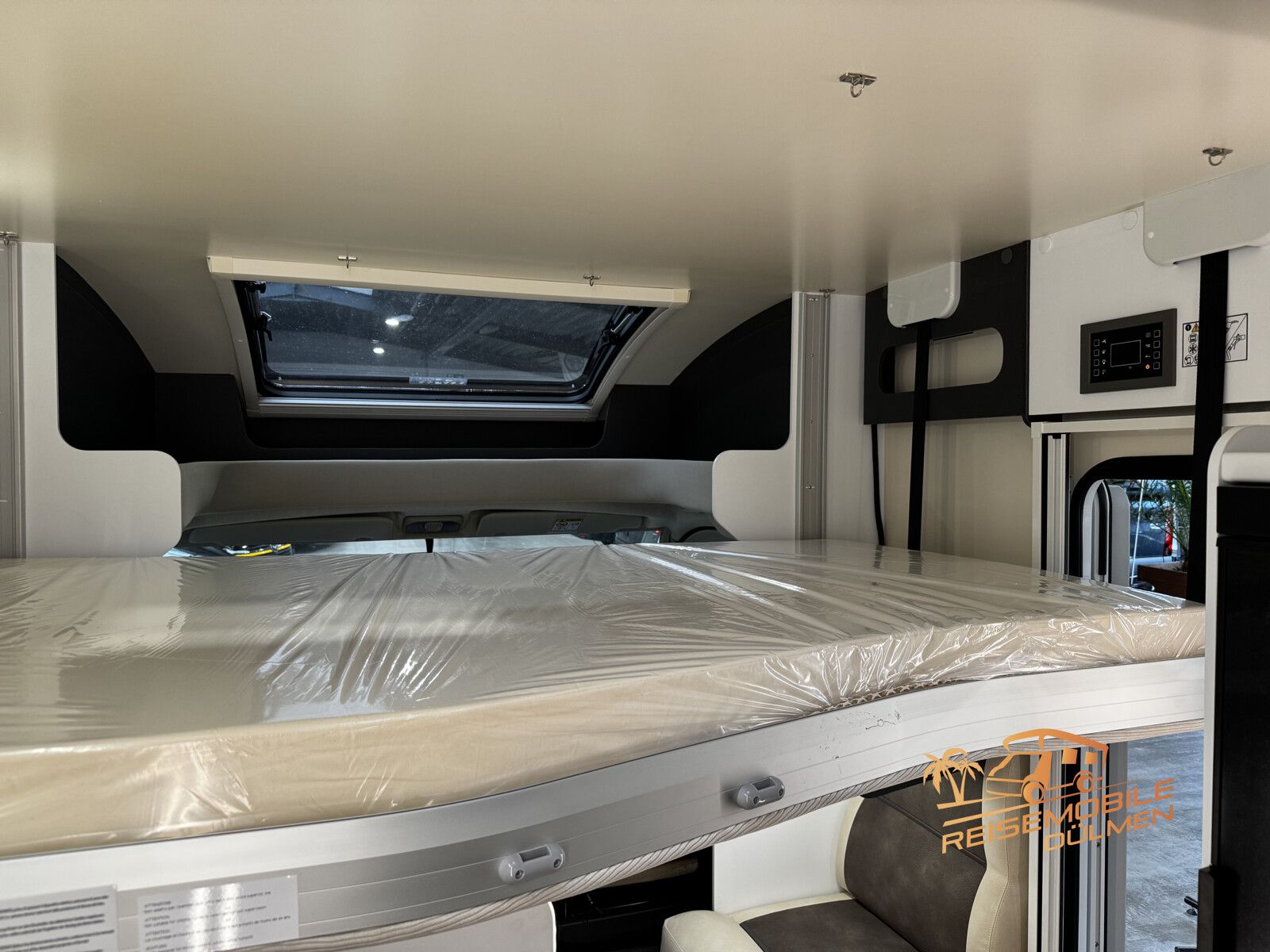 Fahrzeugabbildung Forster T 745EB RFK Markise Truma Combi Außendusche