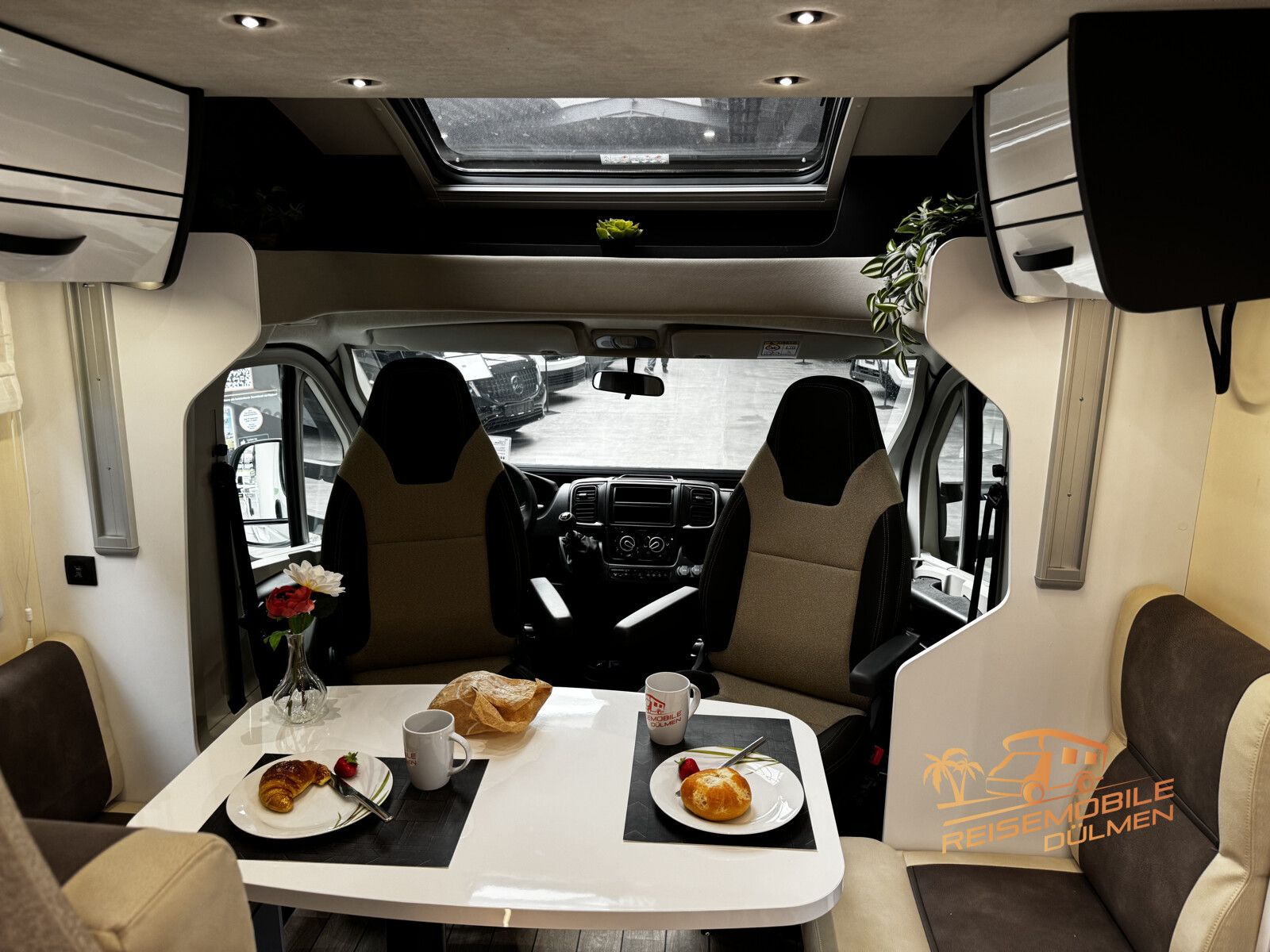 Fahrzeugabbildung Forster T 699EB RFK Skyroof Hubbett Alufelgen