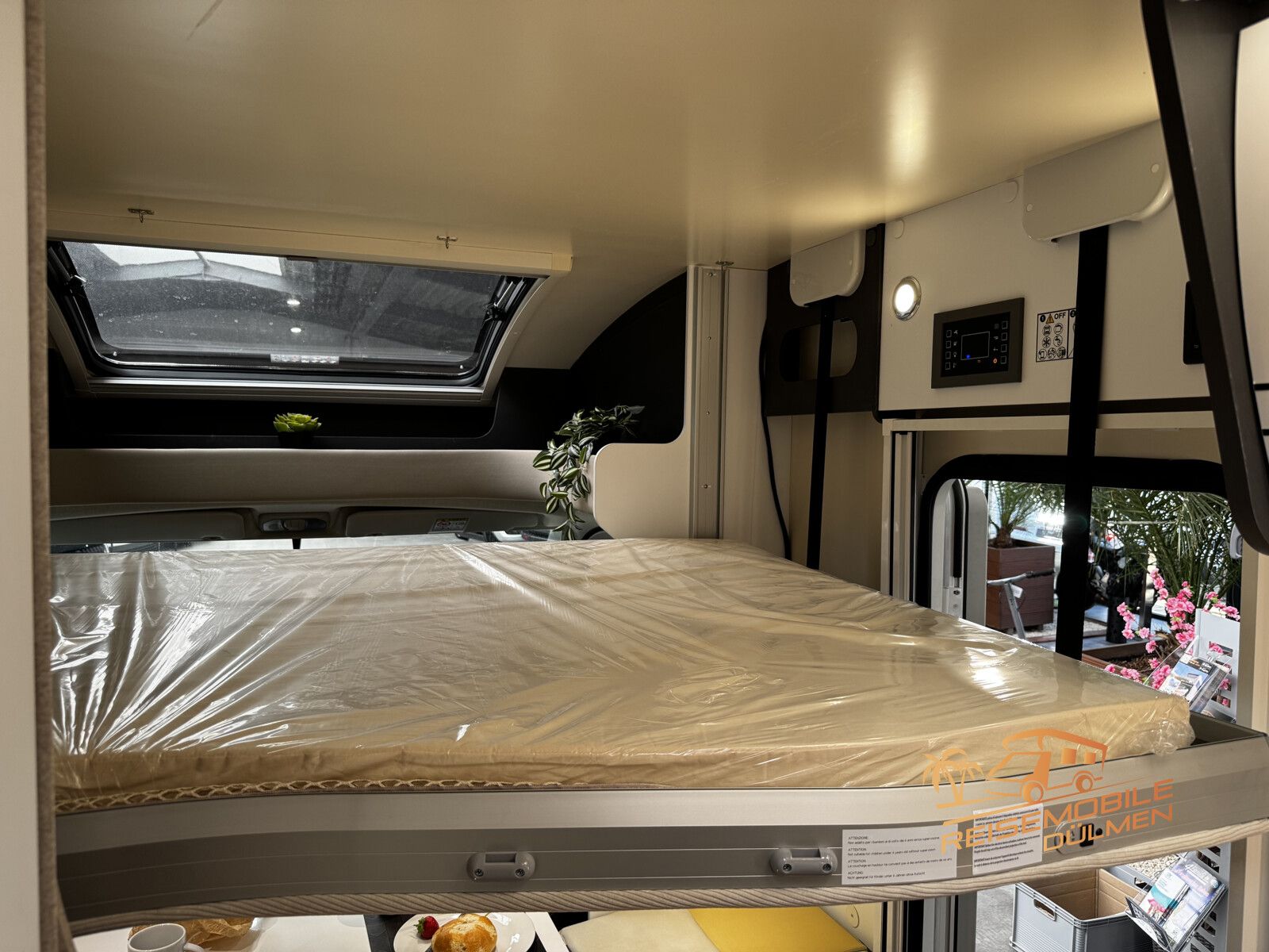 Fahrzeugabbildung Forster T 699EB RFK Skyroof Hubbett Markise