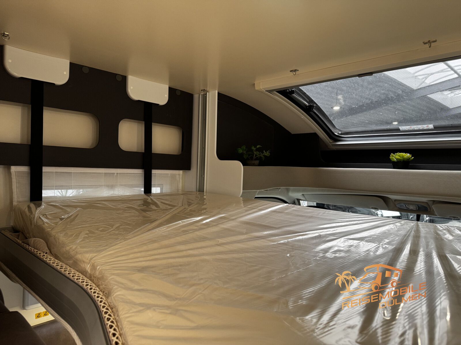 Fahrzeugabbildung Forster T 699EB RFK Skyroof Hubbett Markise