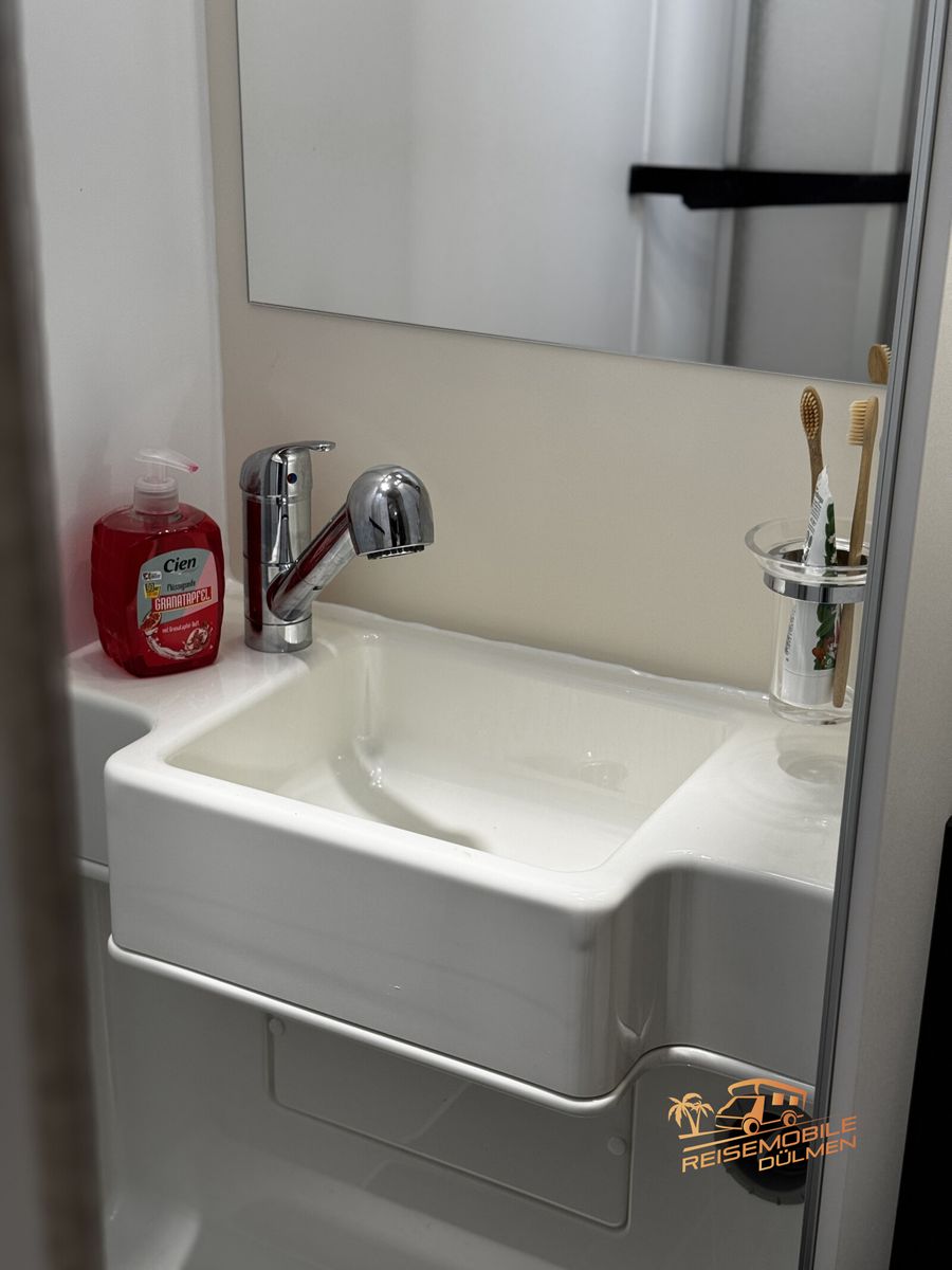 Fahrzeugabbildung Forster T 699EB RFK Skyroof Hubbett Markise