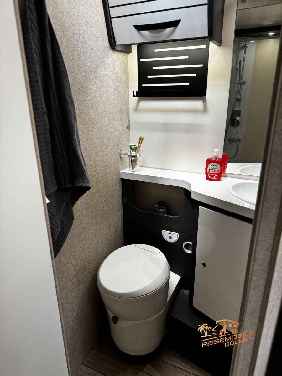 Fahrzeugabbildung Forster T 745EB 2025 RFK Markise Truma Combi Außendusche