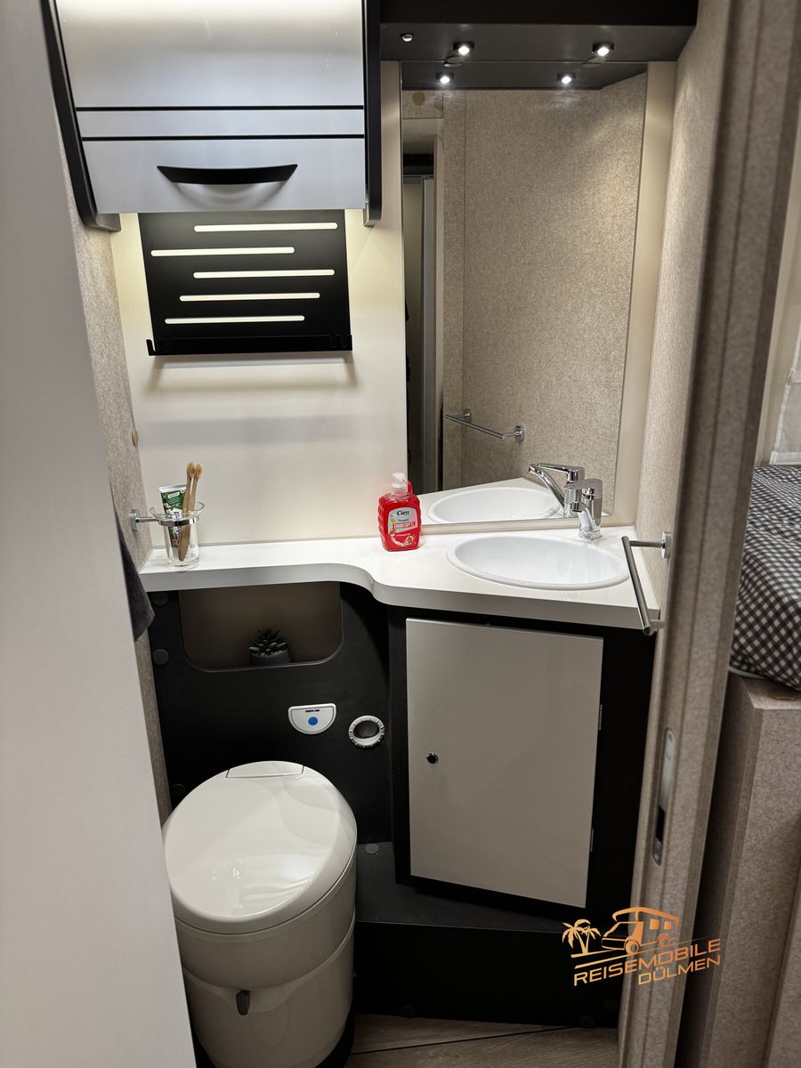 Fahrzeugabbildung Forster T 745EB 2025 RFK Markise Truma Combi Außendusche