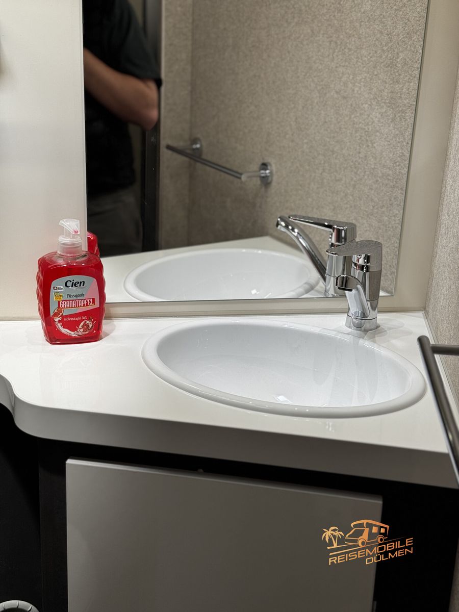 Fahrzeugabbildung Forster T 745EB 2025 RFK Markise Truma Combi Außendusche