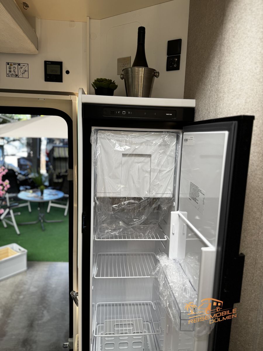 Fahrzeugabbildung Forster T 745EB 2025 RFK Markise Truma Combi Außendusche