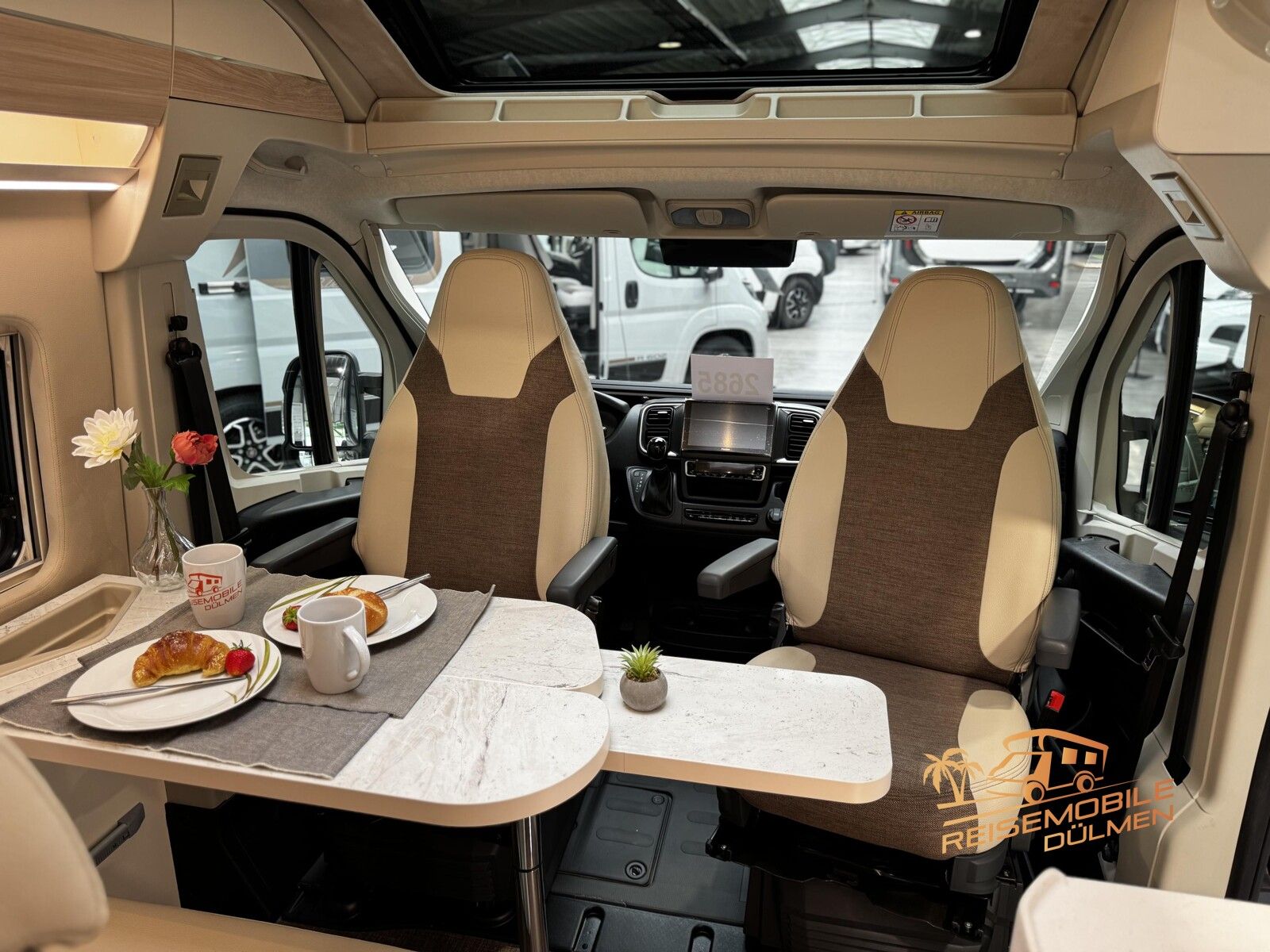 Fahrzeugabbildung Eura Mobil Van 635 EB  Lithium Solar Maxi Chassis Fahrassis