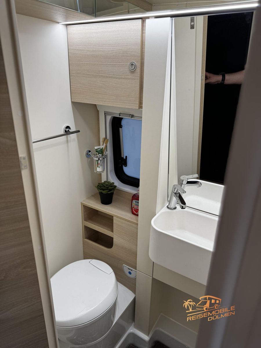 Fahrzeugabbildung Eura Mobil Van 635 EB  Lithium Solar Maxi Chassis Fahrassis