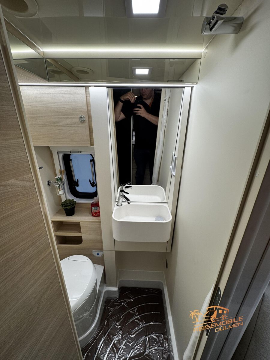 Fahrzeugabbildung Eura Mobil Van 635 EB Lithium Solar Maxi Chassis Fahrassis