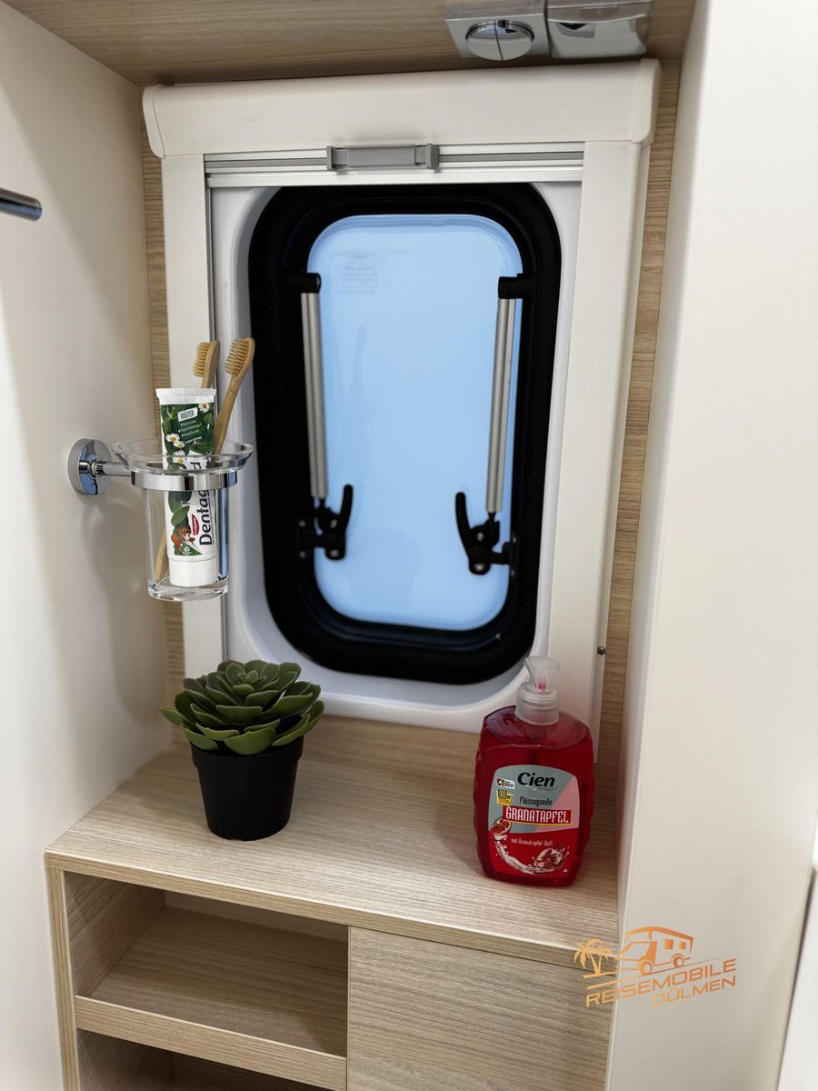 Fahrzeugabbildung Eura Mobil Van 635 EB Lithium Solar Maxi Chassis Fahrassis