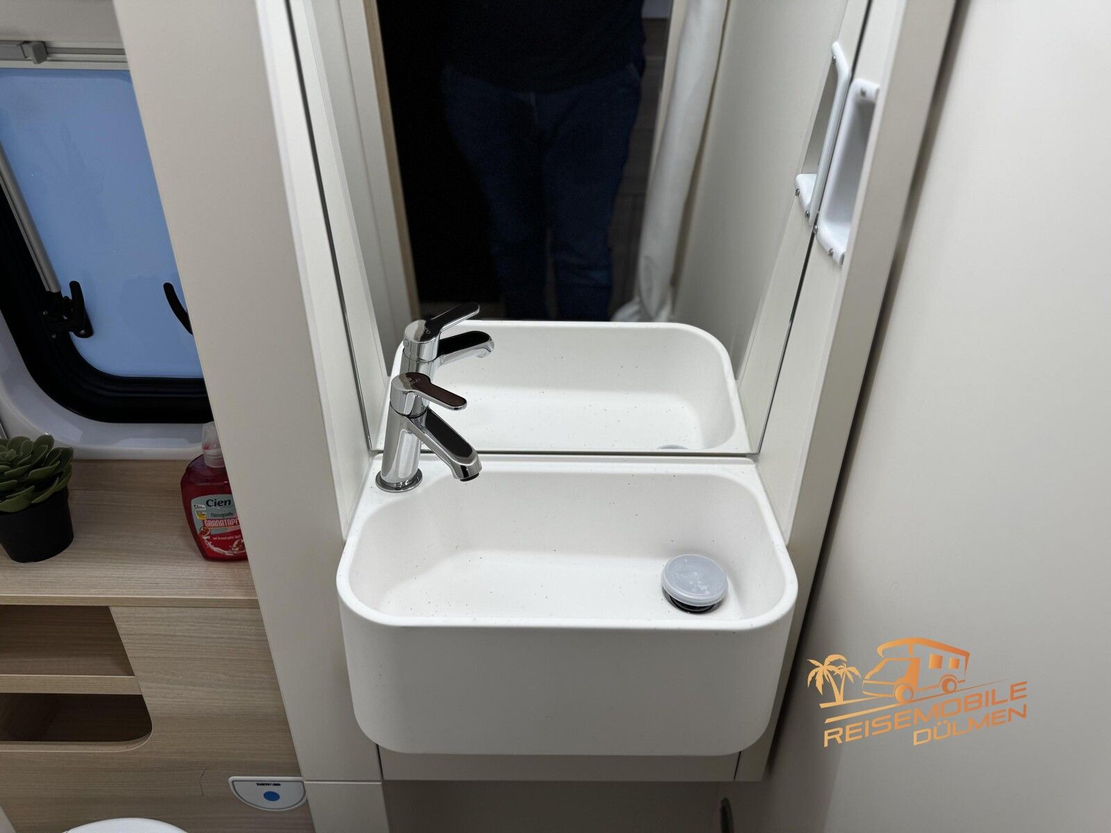 Fahrzeugabbildung Eura Mobil Van 635 EB Lithium Solar Maxi Chassis Fahrassis