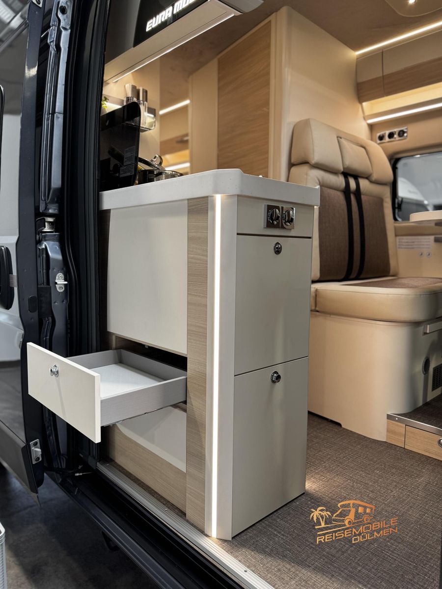 Fahrzeugabbildung Eura Mobil Van 635 EB Lithium Solar Maxi Chassis Fahrassis