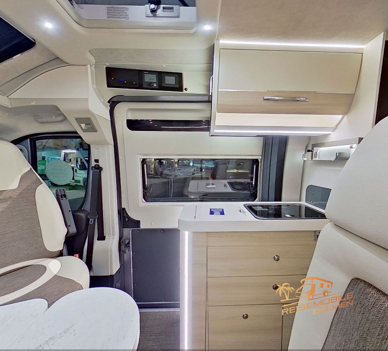 Fahrzeugabbildung Eura Mobil Van 635 EB Lithium Solar Maxi Chassis Fahrassis