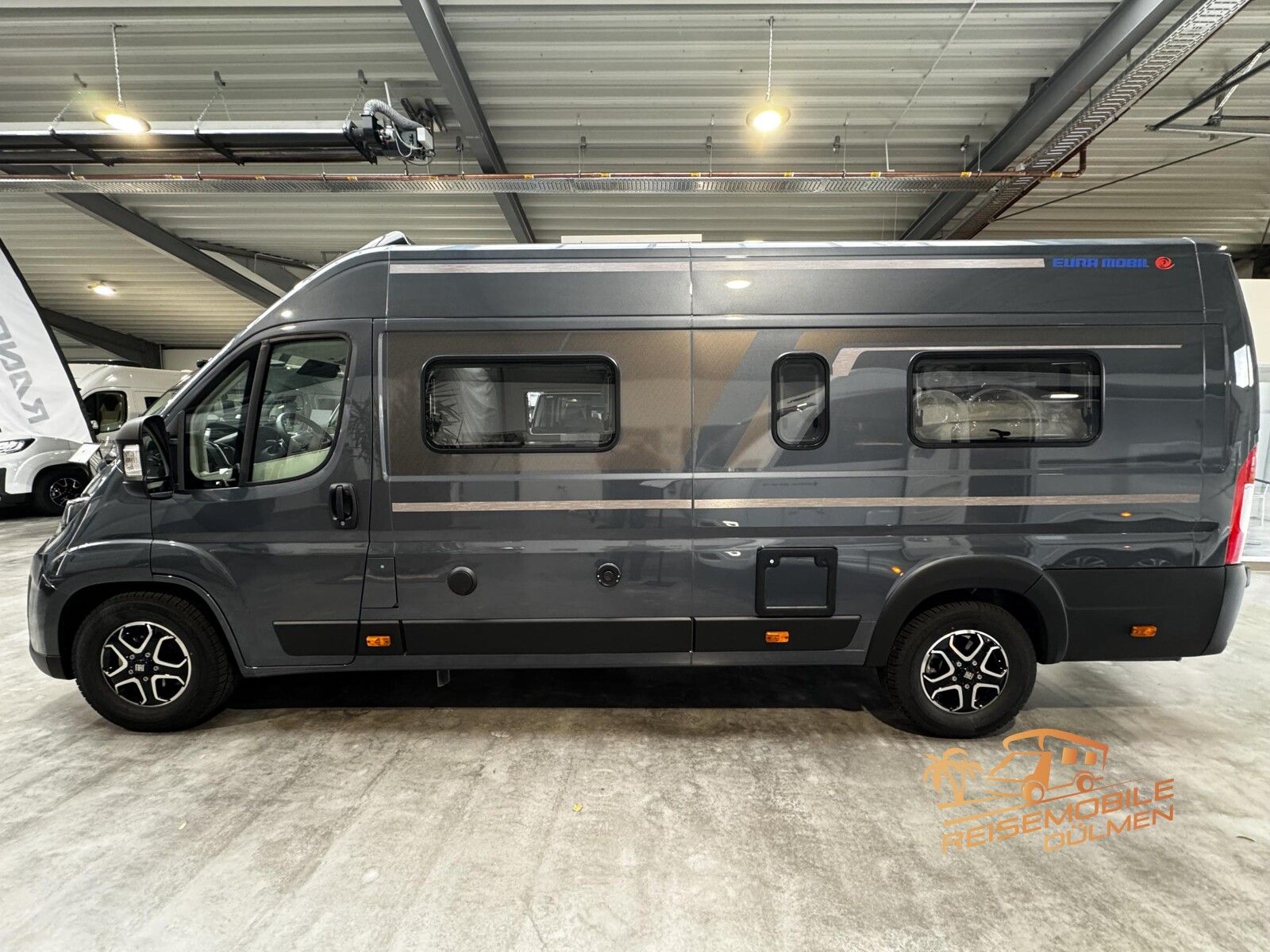 Fahrzeugabbildung Eura Mobil Van 635 EB  Lithium Solar Maxi Chassis Fahrassis