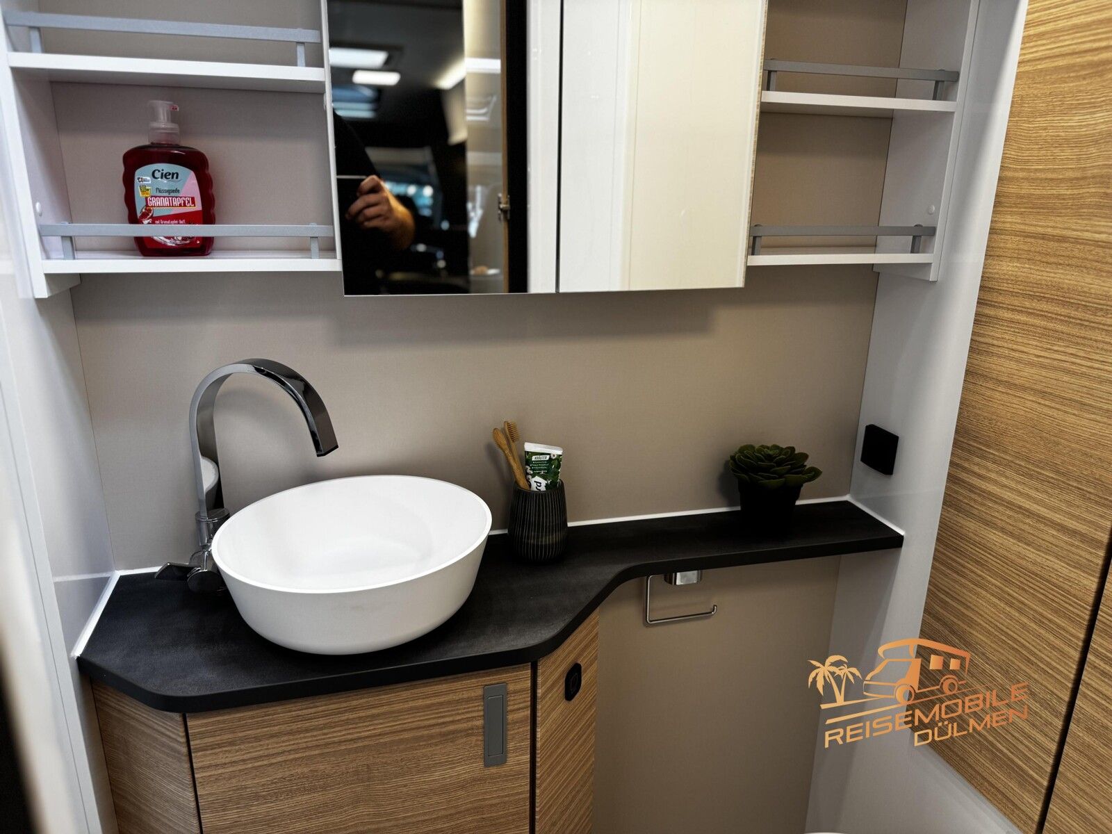 Fahrzeugabbildung Hobby Maxia T 740 WE Smart Home Teppichboden Assistenz