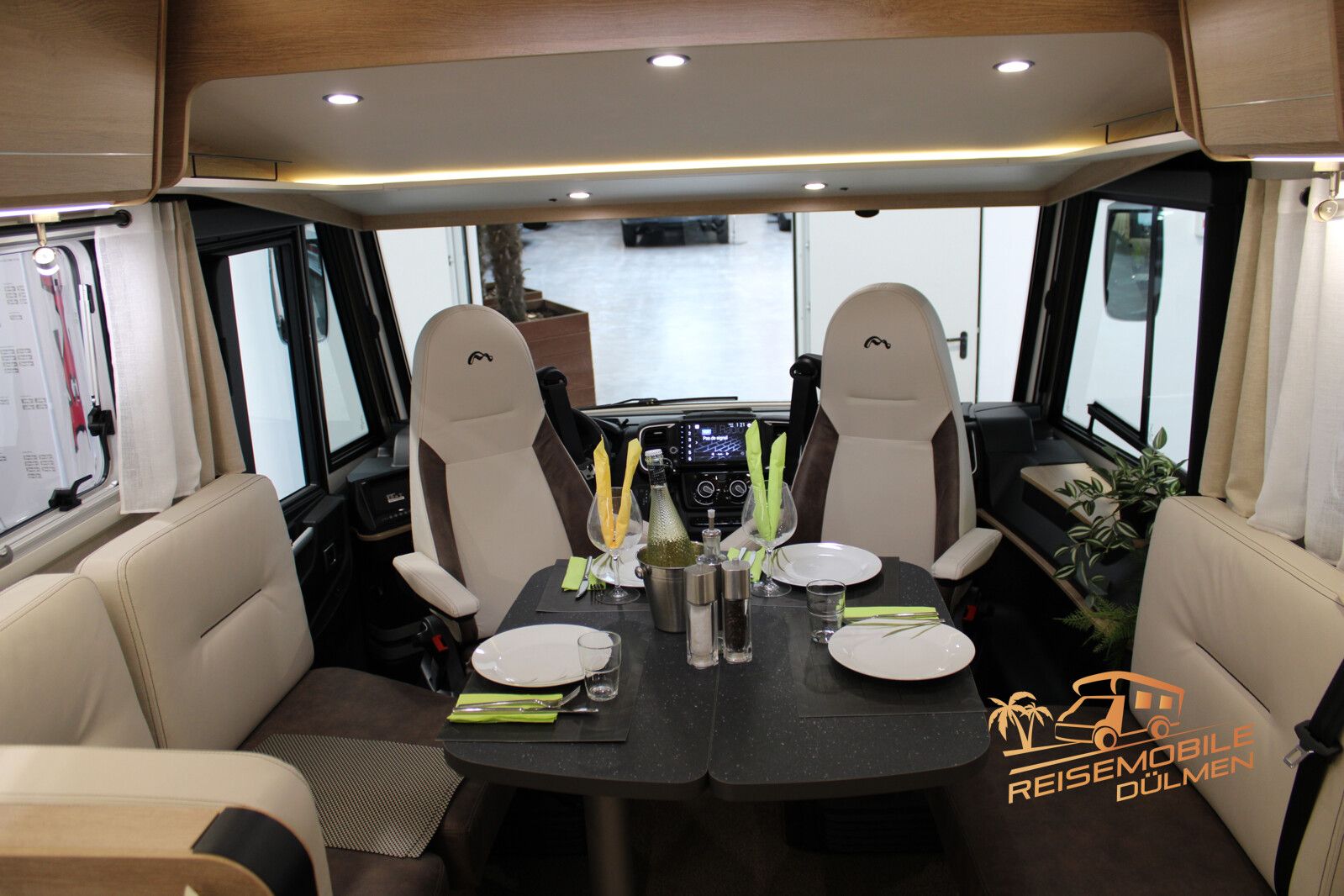 Fahrzeugabbildung Mooveo Int 74EBF Automatik Auto-Sat TV Solar RFK