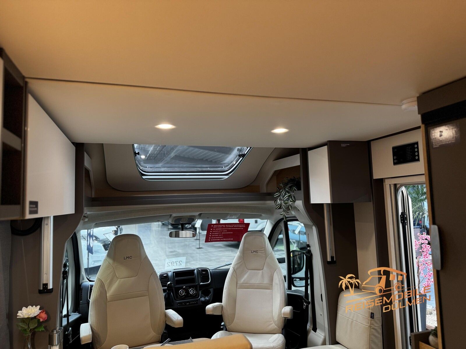 Fahrzeugabbildung LMC Tourer Lift H 660 G GFK RFK LED AGM Ladebooster