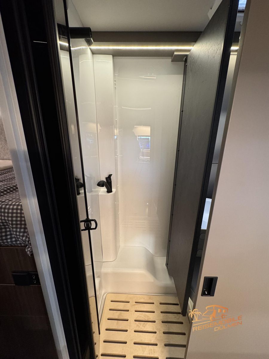 Fahrzeugabbildung LMC Cruiser 740 EL TV SAT Truma 6D Markise