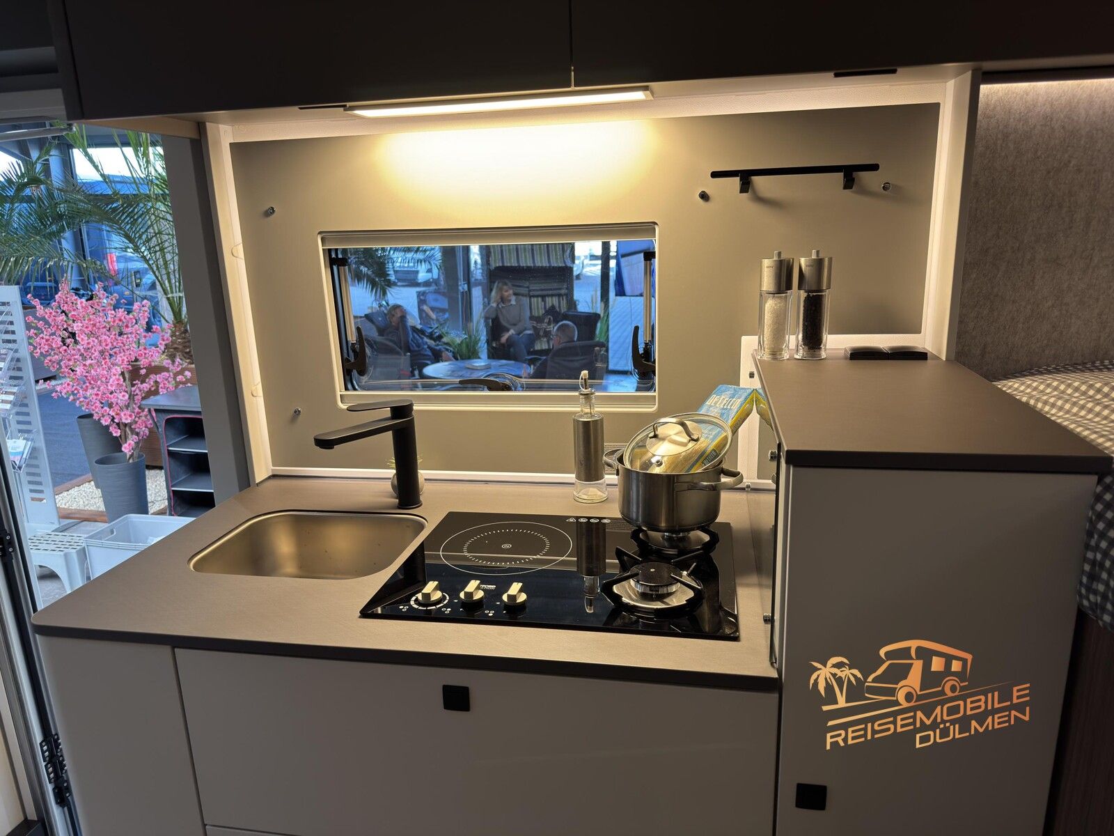 Fahrzeugabbildung LMC Cruiser 740 EL TV SAT Truma 6D Markise