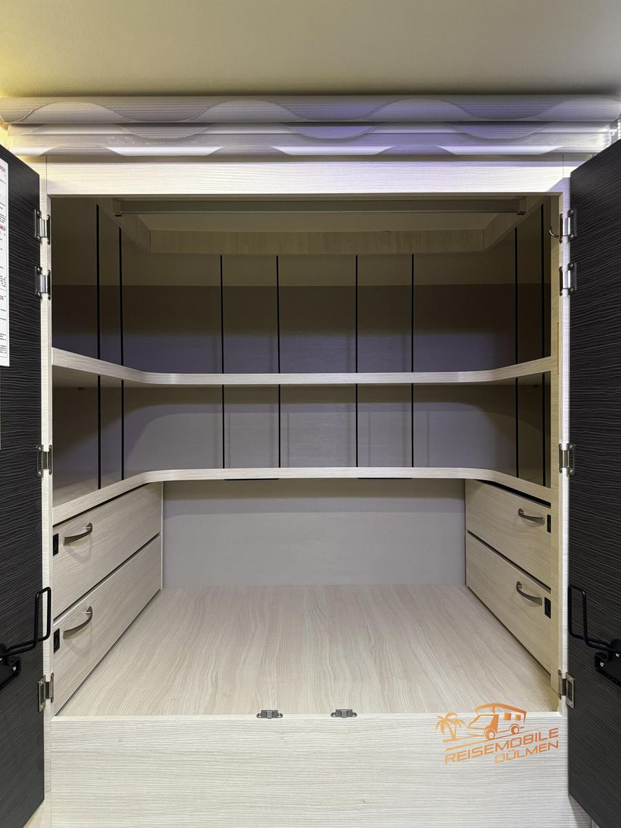 Fahrzeugabbildung Challenger Integriert Graphite Edition 2060 Auto. Artic 6D