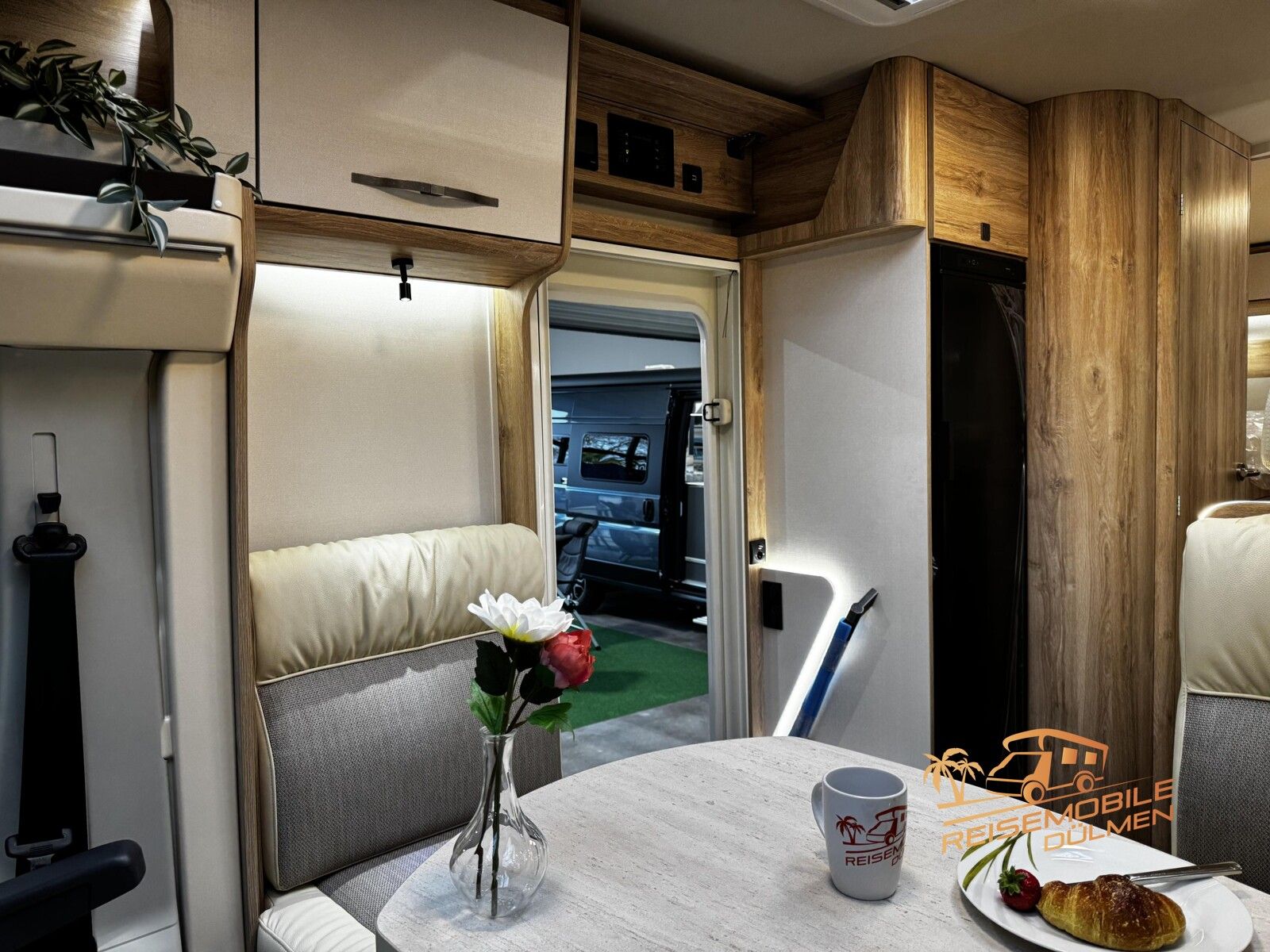 Fahrzeugabbildung Eura Mobil Profila T 720 EB Edition 101 4,25t Fahrassitent