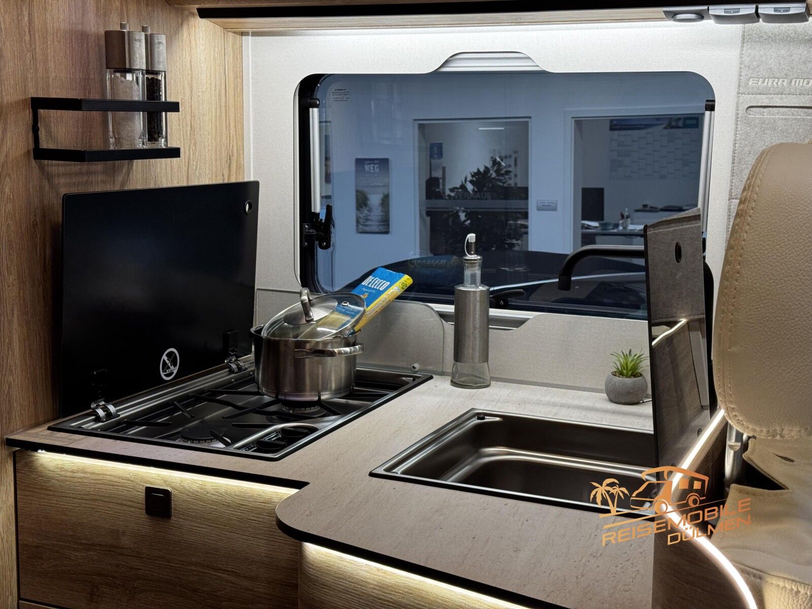 Fahrzeugabbildung Eura Mobil Profila T 720 EB Edition 101 4,25t Fahrassitent