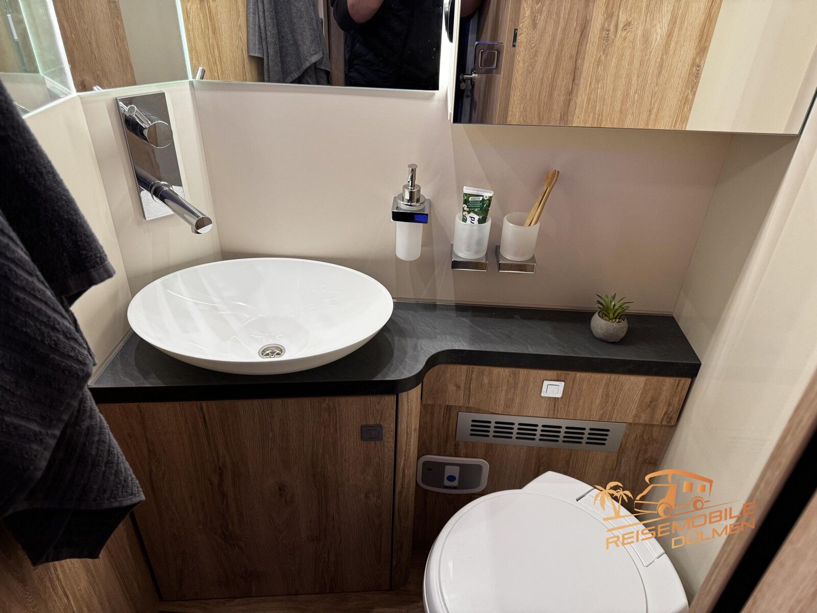 Fahrzeugabbildung Eura Mobil Integra Line 720 EF RFK Alde Luftfahrwerk