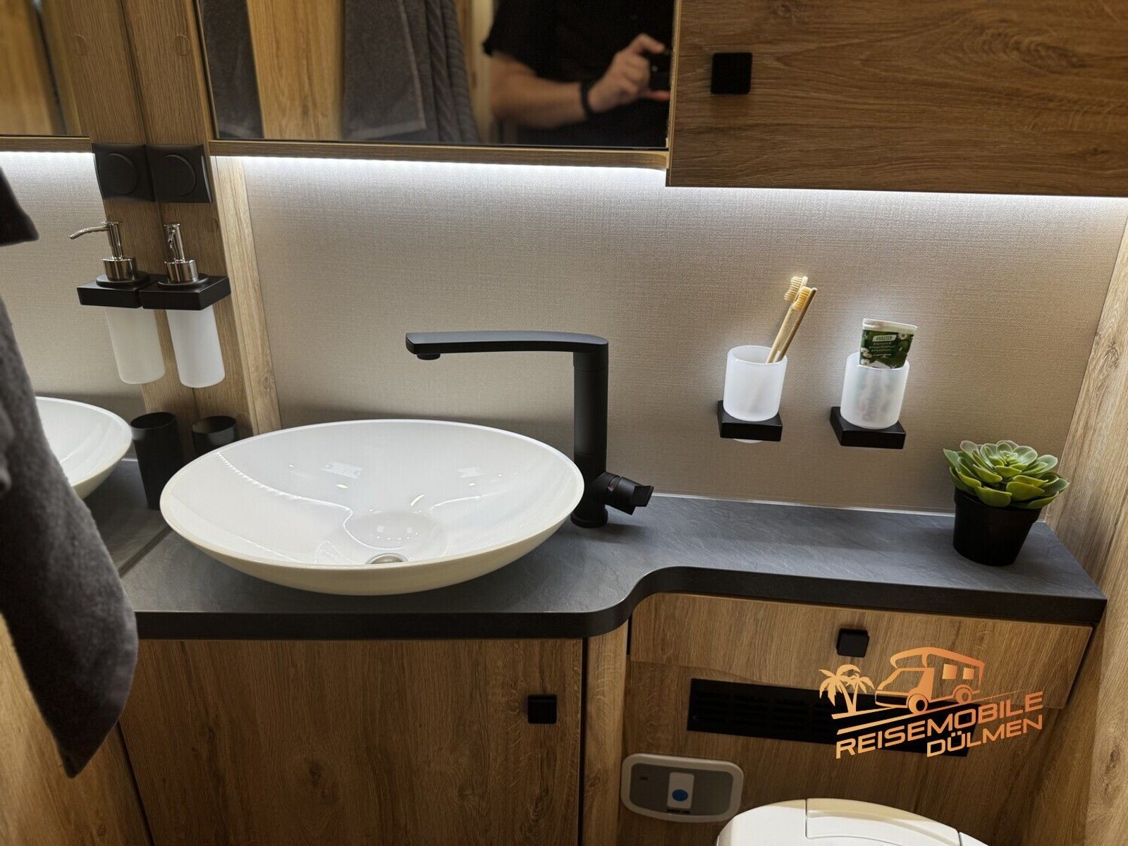 Fahrzeugabbildung Eura Mobil Profila T 720 EF Edition 101 4,25t Fahrassi