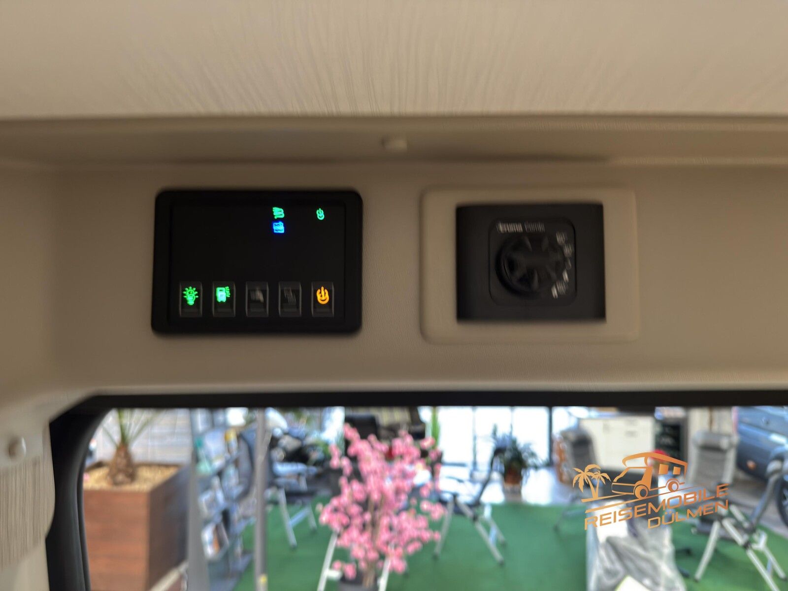 Fahrzeugabbildung Forster Livin Up Pro FV 636 EBL 8G Auto Isofix e.Spiegel