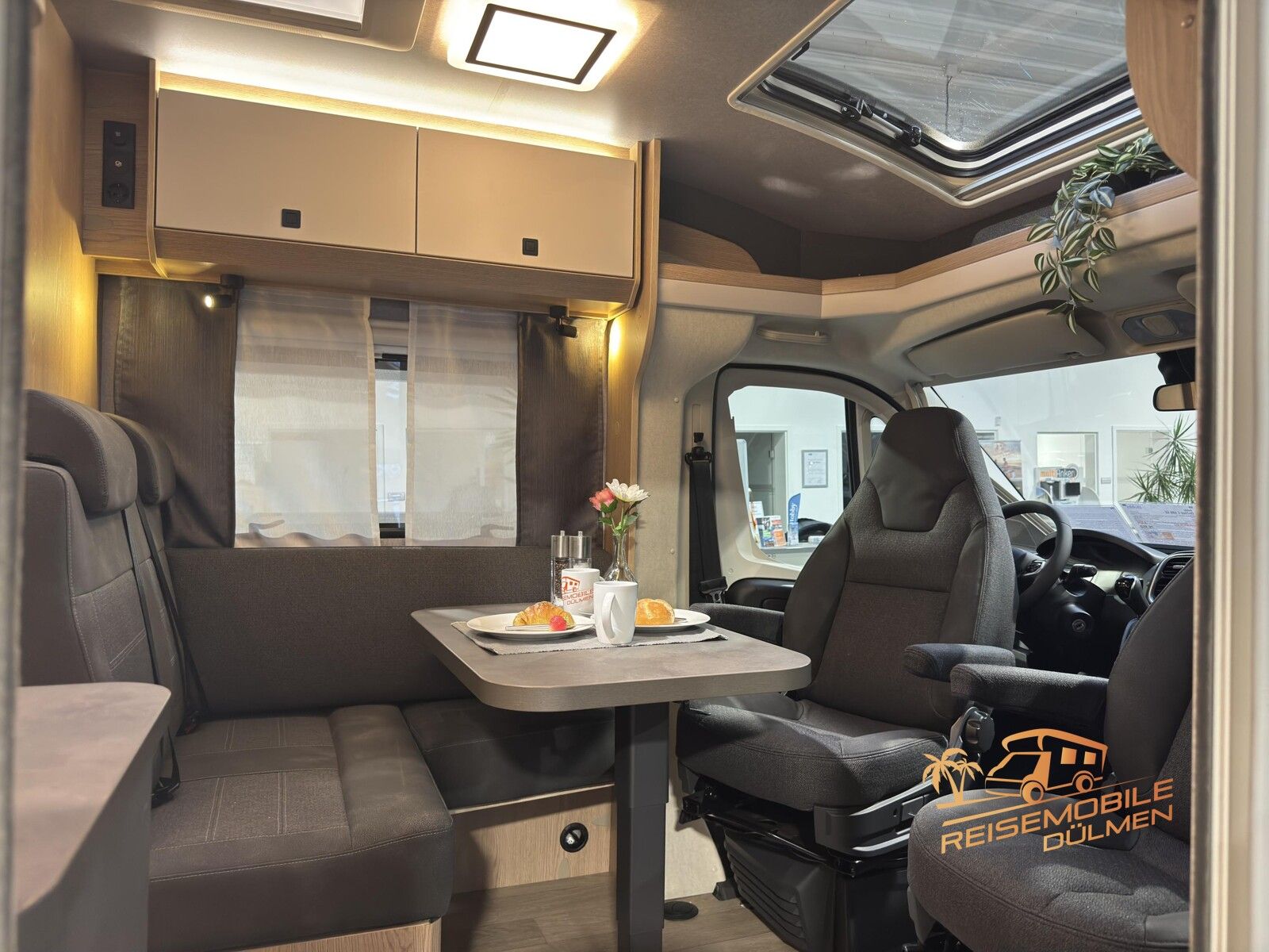 Fahrzeugabbildung Hobby OnTour C 680 GE Auto. PIONEER 9 Markise 16