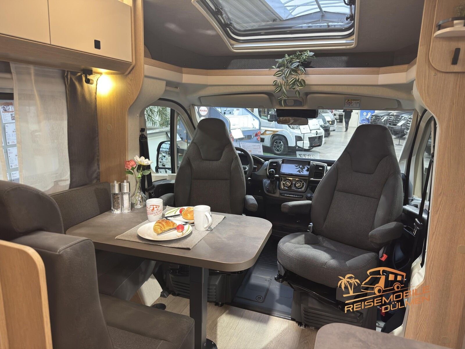 Fahrzeugabbildung Hobby OnTour C 680 GE Auto. PIONEER 9 Markise 16