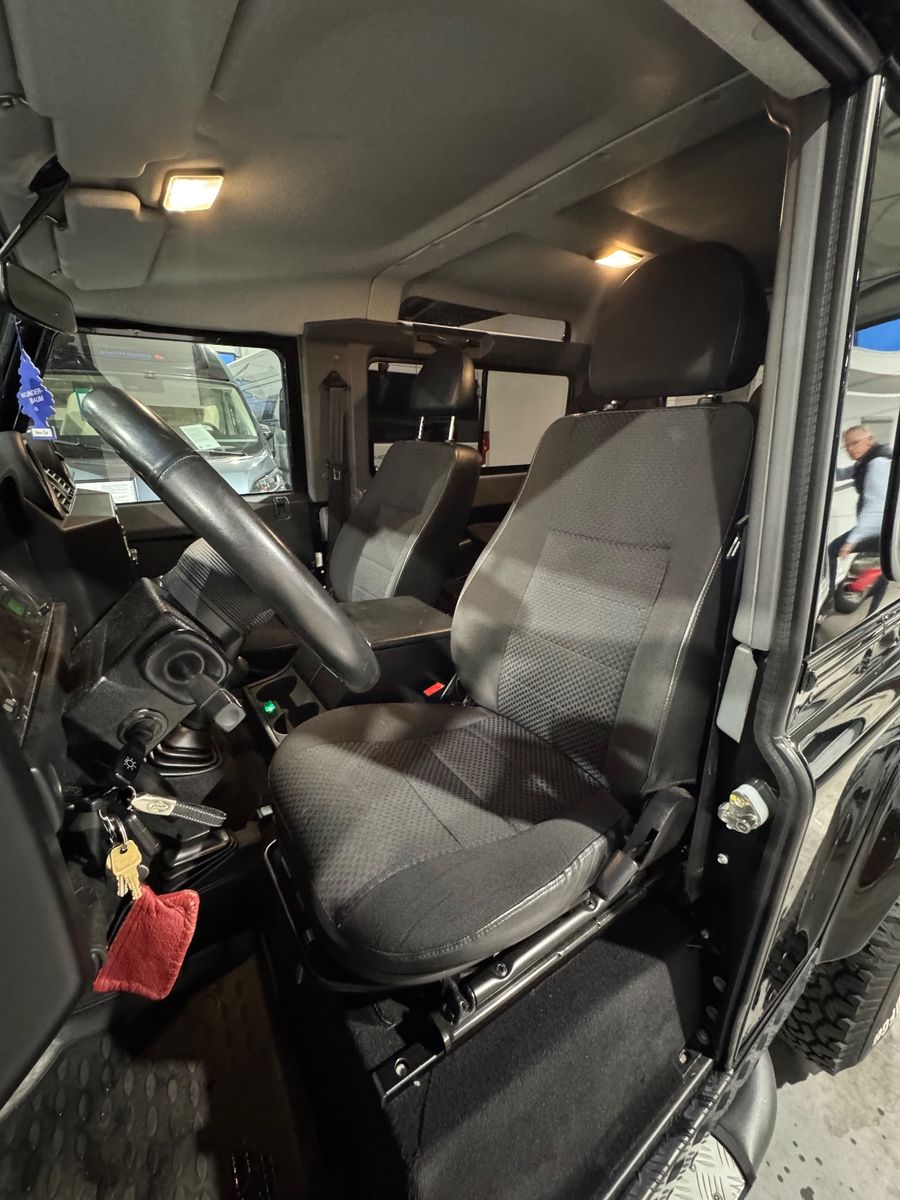 Fahrzeugabbildung Land Rover Defender 90 Scheckheft Sitzheizung 4Sitzer AHK