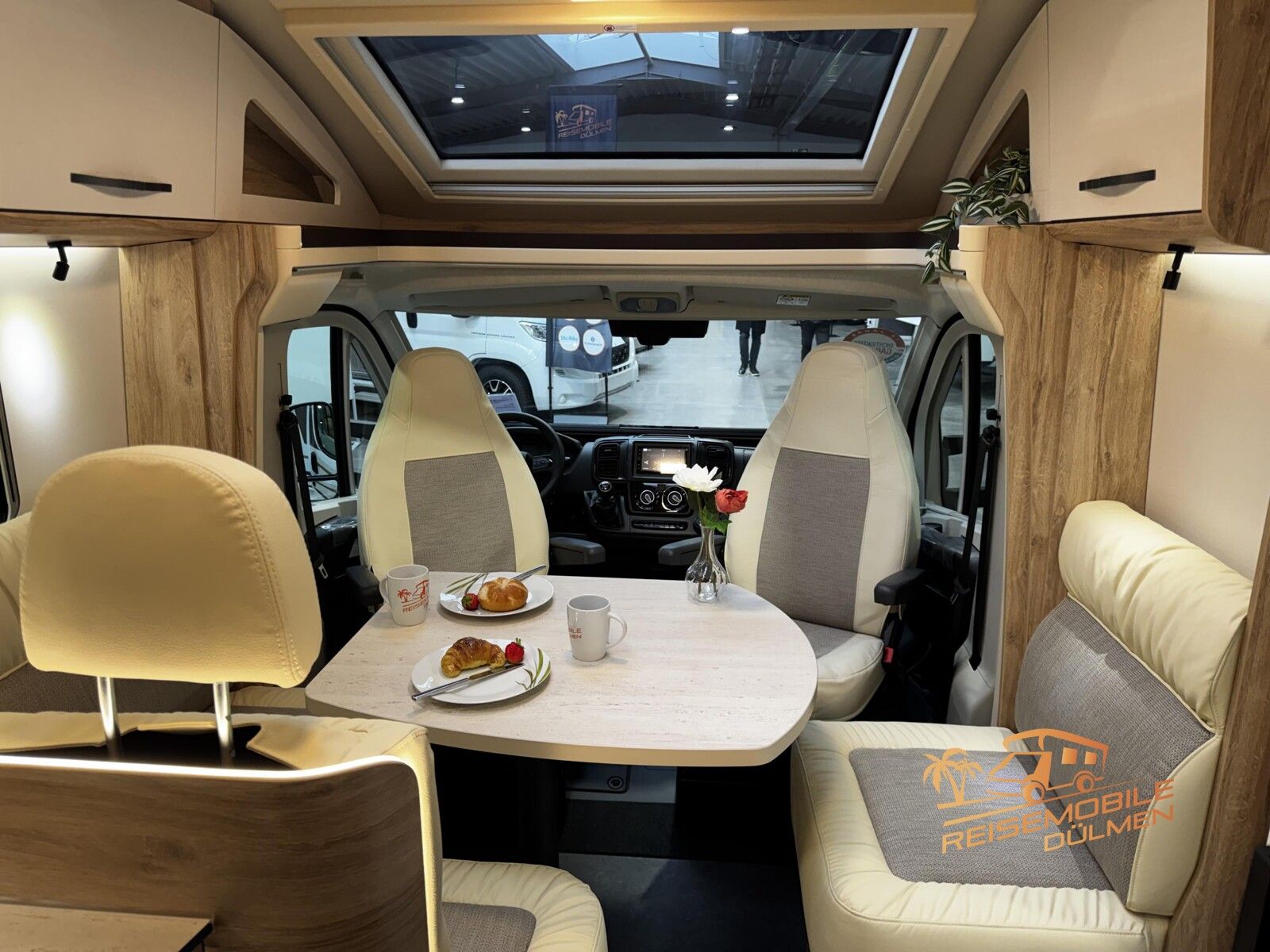 Fahrzeugabbildung Eura Mobil Profila T 720 EB Edition 101 4,25t Fahrassitent