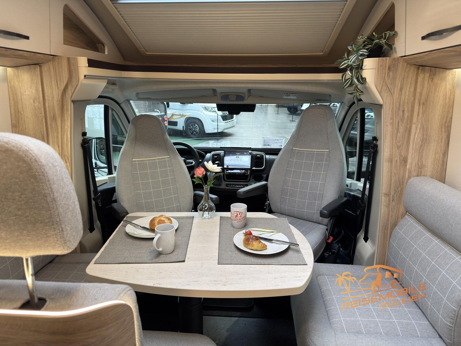 Fahrzeugabbildung Eura Mobil Profila T 695 EB Fahrassistenz RFK Lithium Navi