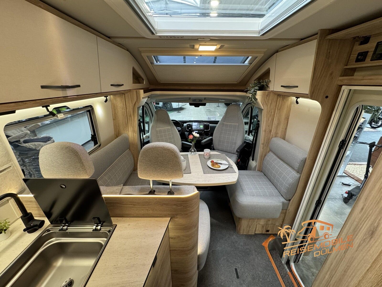 Fahrzeugabbildung Eura Mobil Profila T 695 EB Fahrassistenz RFK Lithium Navi