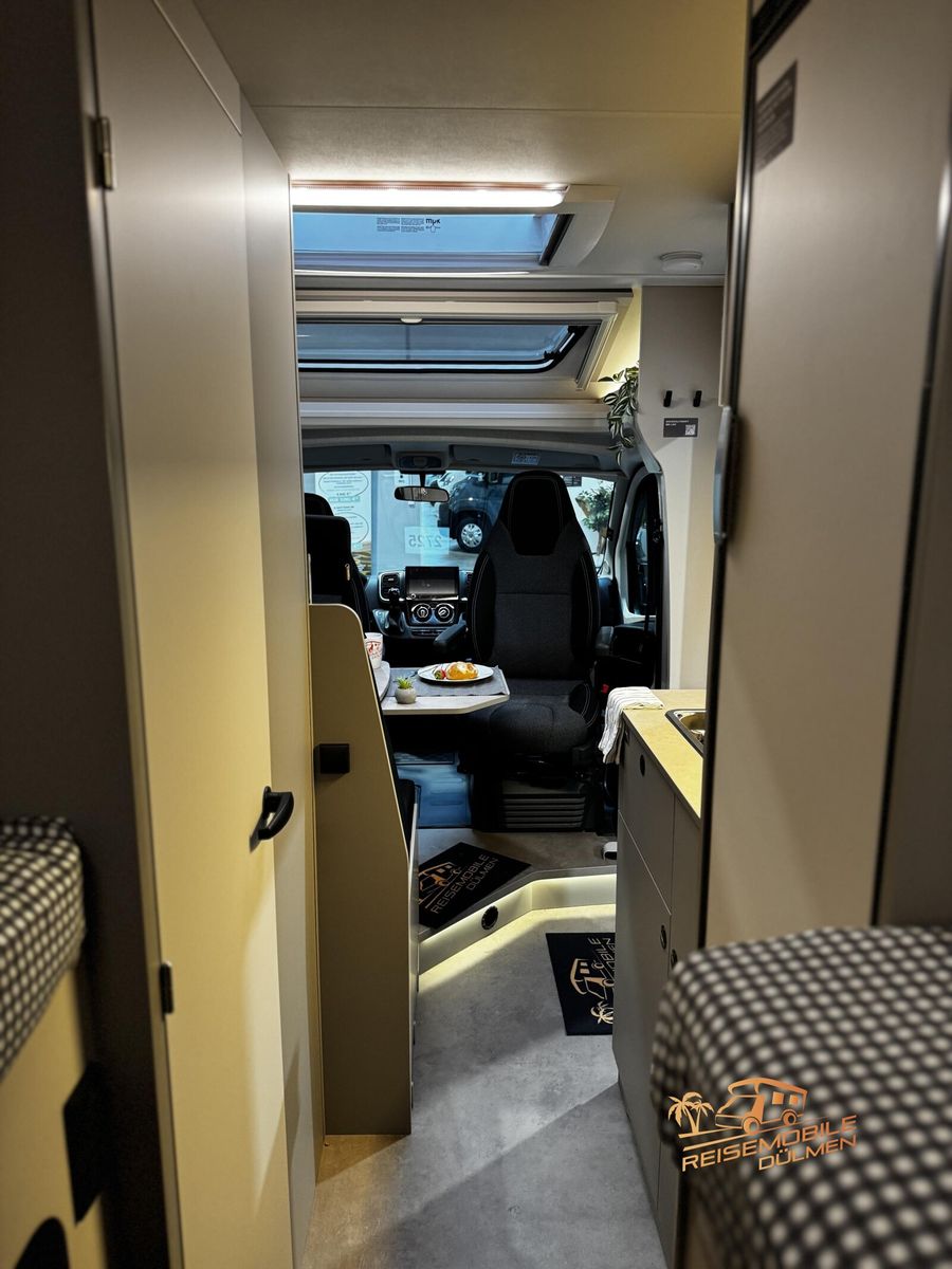 Fahrzeugabbildung LMC Tracer V 670 Automatik Design Navi Rahmenfenster