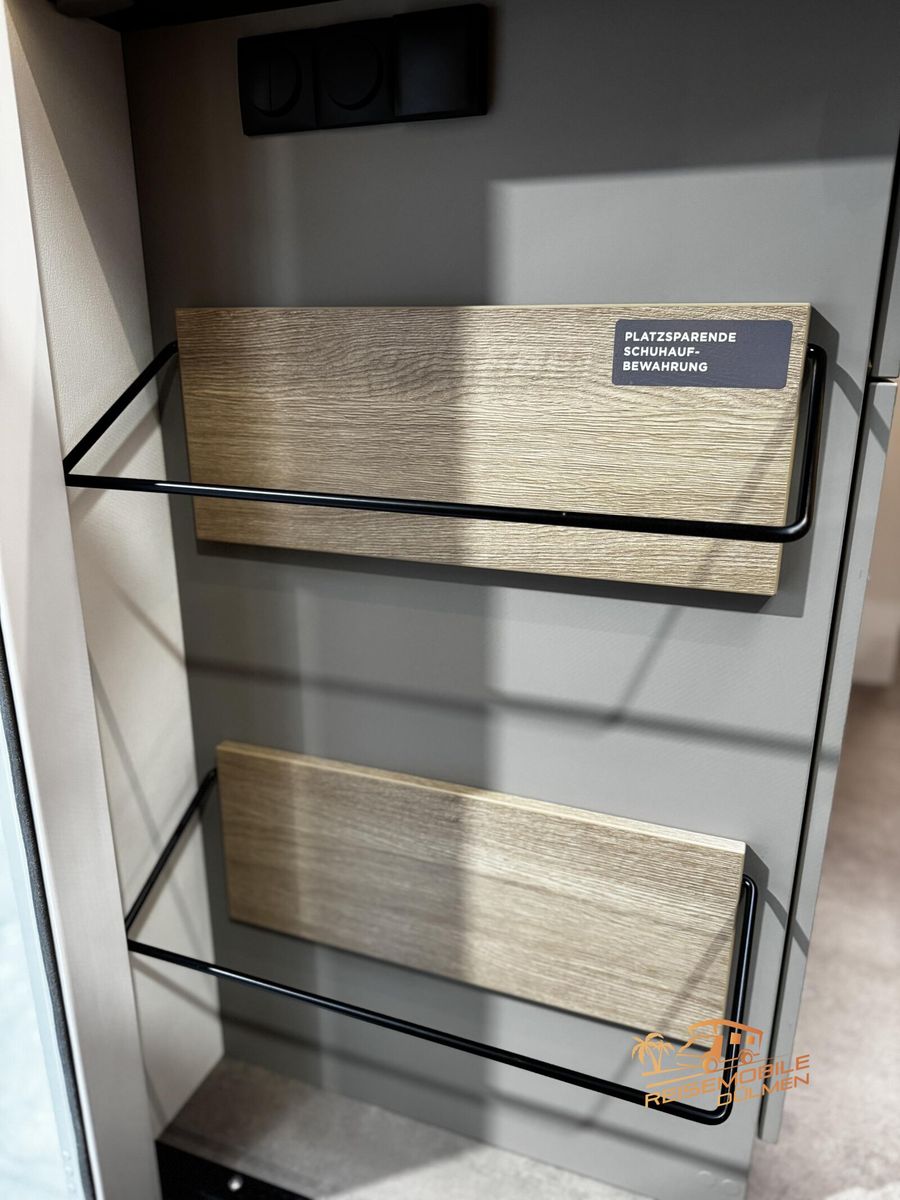 Fahrzeugabbildung LMC Tracer V 670 Automatik Design Navi Rahmenfenster