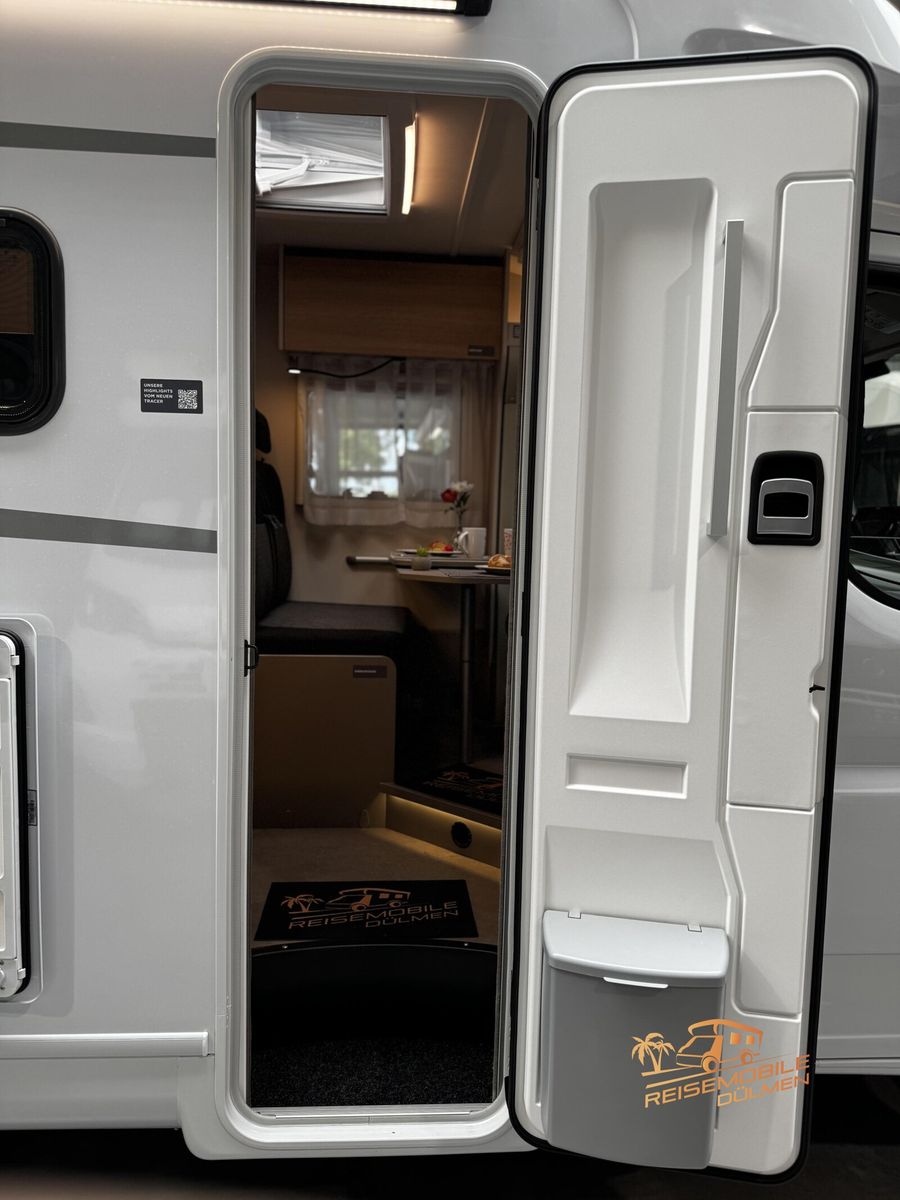 Fahrzeugabbildung LMC Tracer V 670 Automatik Design Navi Rahmenfenster