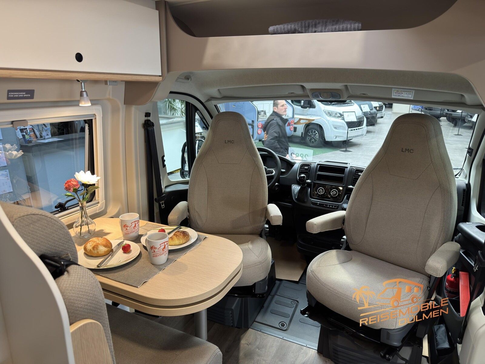 Fahrzeugabbildung LMC Innovan Pure 600 8G. Auto. RFK Markise Exp Grey