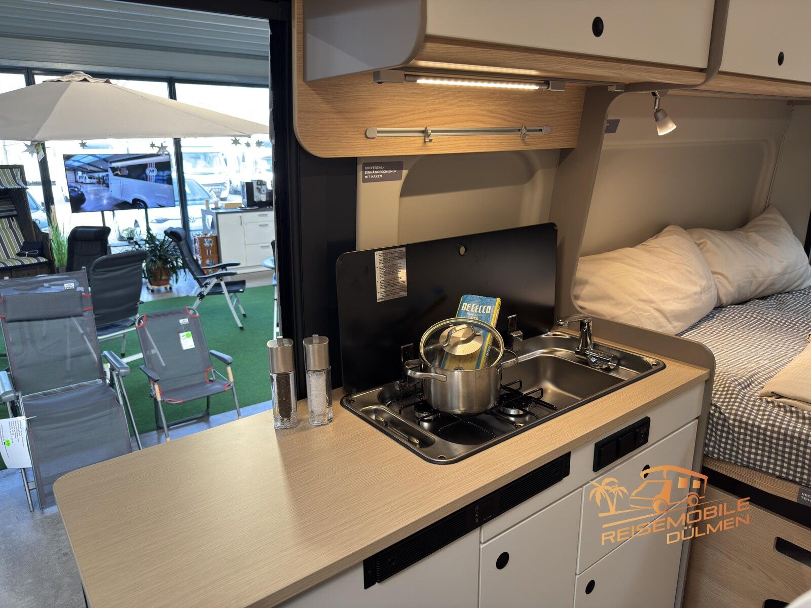 Fahrzeugabbildung LMC Innovan Pure 600 8G. Auto. RFK Markise Exp Grey