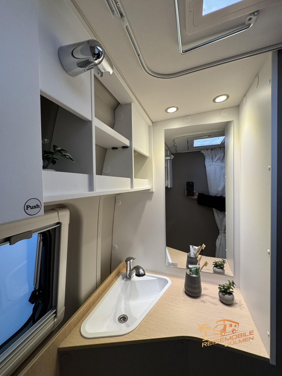 Fahrzeugabbildung LMC Innovan Pure 600 8G. Auto. RFK Markise Exp Grey