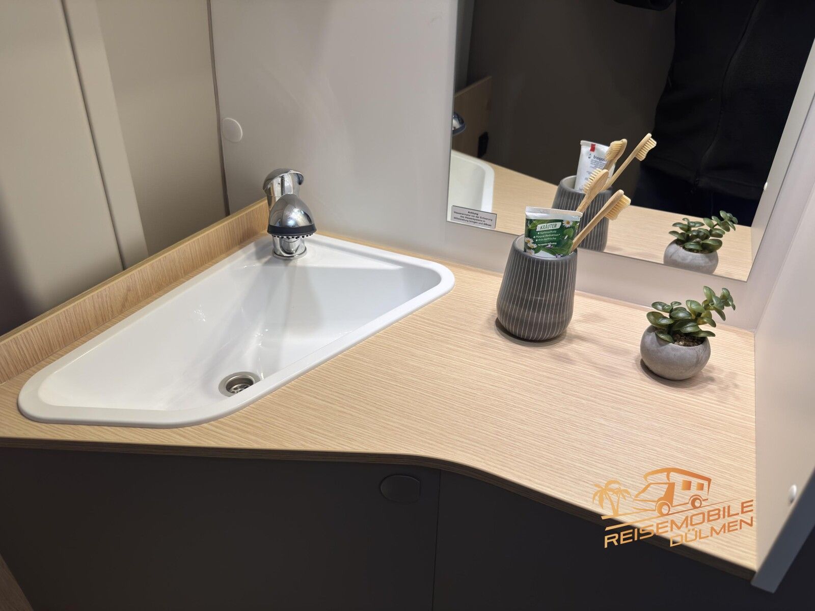 Fahrzeugabbildung LMC Innovan Pure 600 8G. Auto. RFK Markise Exp Grey
