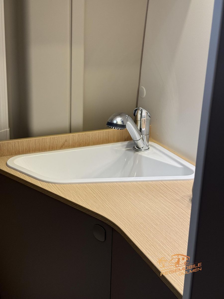 Fahrzeugabbildung LMC Innovan Pure 600 8G. Auto. RFK Markise Exp Grey