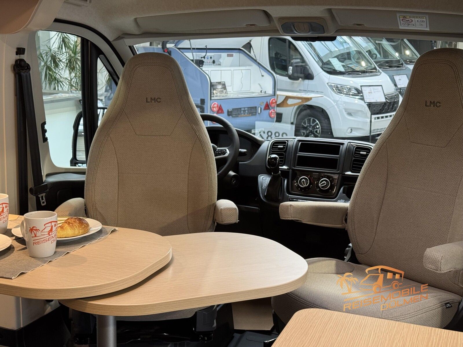 Fahrzeugabbildung LMC Innovan Pure 600 8G. Auto. RFK Markise Exp Grey