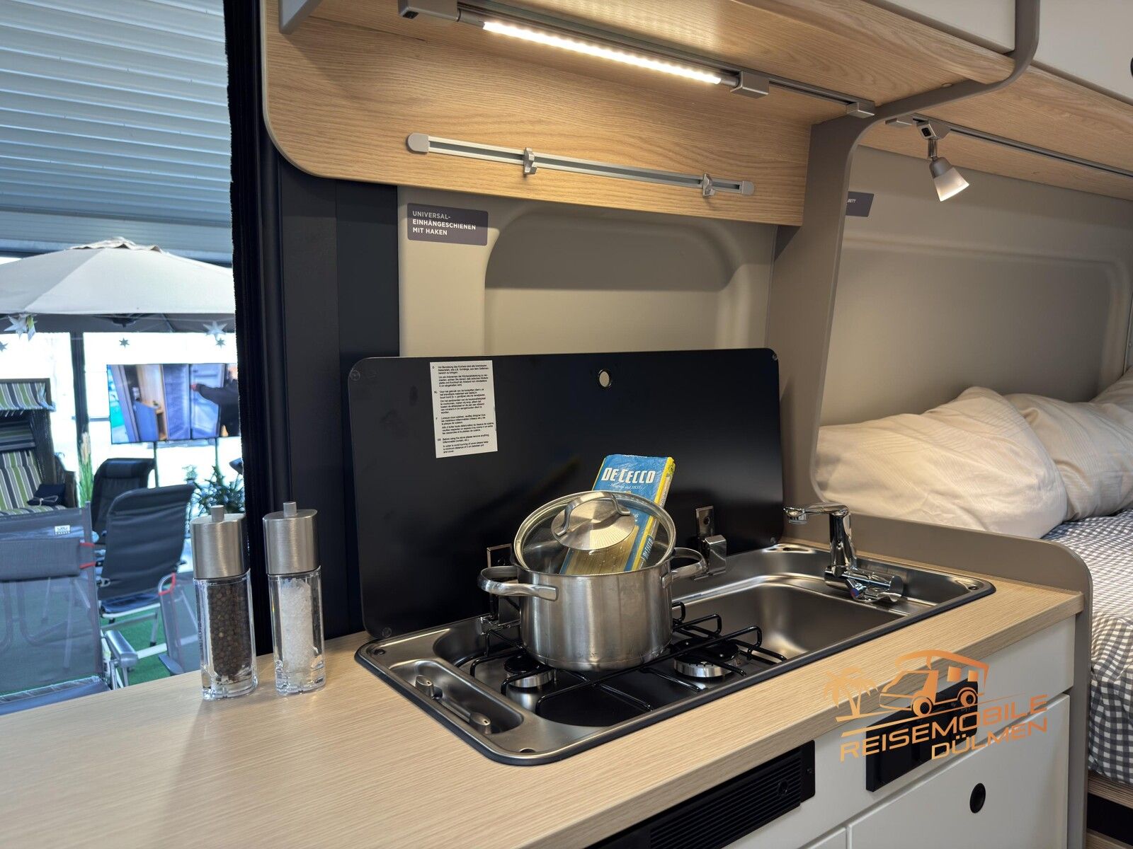 Fahrzeugabbildung LMC Innovan Pure 600 8G. Auto. RFK Markise Exp Grey