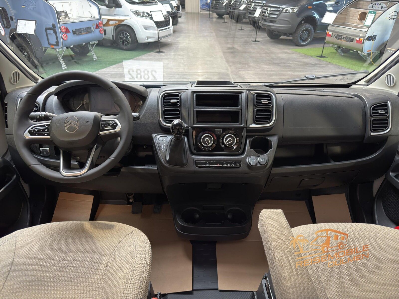 Fahrzeugabbildung LMC Innovan Pure 600 8G. Auto. RFK Markise Exp Grey