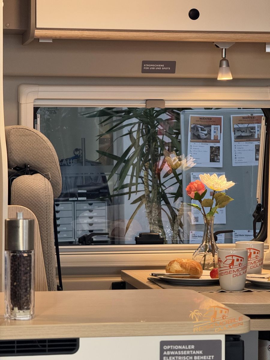 Fahrzeugabbildung LMC Innovan Pure 600 8G. Auto. RFK Markise Exp Grey