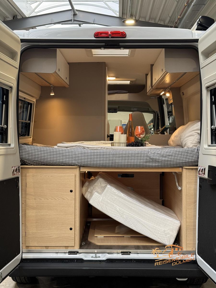 Fahrzeugabbildung LMC Innovan Pure 600 8G. Auto. RFK Markise Exp Grey