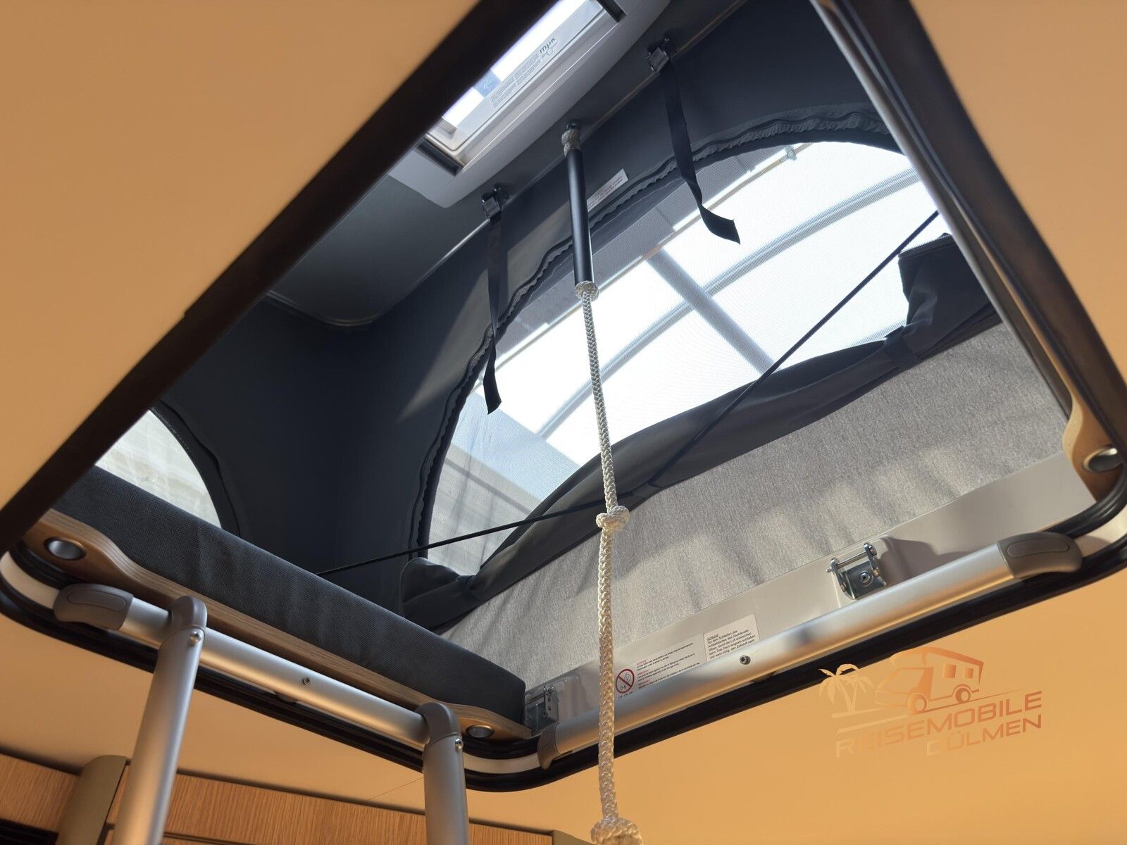 Fahrzeugabbildung LMC Style 400 F Style Paket Aufstelldach GFK
