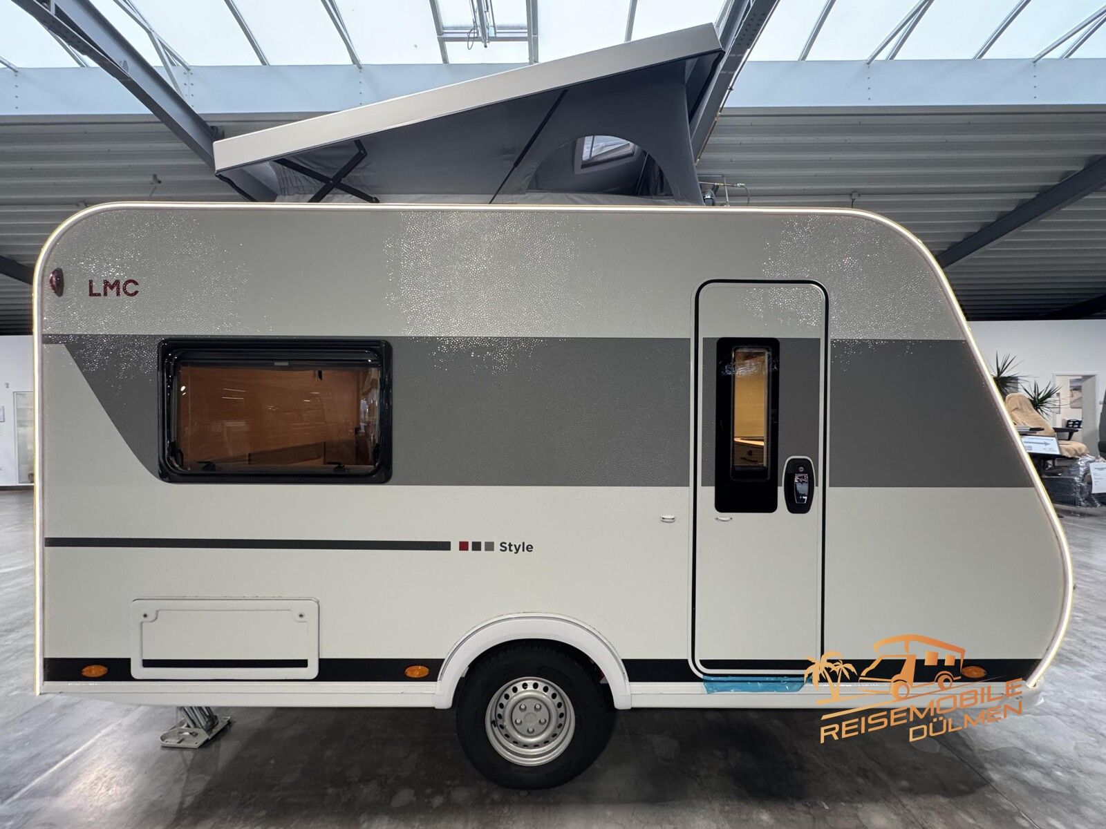 Fahrzeugabbildung LMC Style 400 F Style Paket Aufstelldach GFK